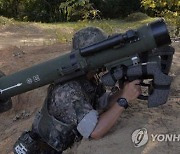 외빈 앞에서 대전차무기 '현궁' 오발사고..1.5km거리 논에 '쾅'(종합2보)
