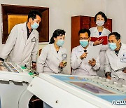 '의학과학 연구'에 힘쓰는 북한 김만유병원 일꾼들