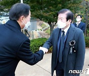박병석 국회의장과 인사 나누는 김현철