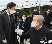 김종인 비대위원장과 대화 나누는 박병석 국회의장