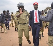 우간다 '무세베니 6선' 도전 팝스타 후보 체포에 유혈사태