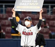 [포토] 3차전 MVP 김재호, 또 받았어요!