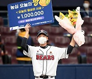 [포토] 김재호, 3차전 MVP와 결승타상까지!