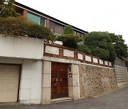 Court keeps Chun Doo-hwan's home off auction block