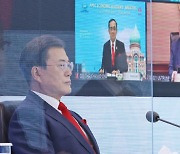 Moon discusses Korea's Covid fight with APEC leaders
