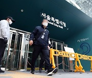 서울시 직원 코로나19 추가 확진..시청 본관 폐쇄
