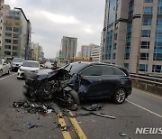 인천 고가도로서 1t 트럭과 SUV 차량 충돌, 1명 부상