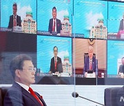 APEC 화상 정상회의 참석한 문재인 대통령과 트럼프 대통령