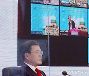 APEC 참석한 문재인 대통령과 시진핑 주석
