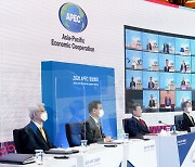 문재인 대통령, 화상 연결된 APEC 정상회의 참석