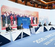 화상으로 연결된 2020 APEC 정상회의
