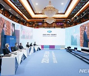 문재인 대통령, 화상 연결된 2020 APEC 정상회의 참석