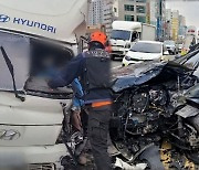 인천 고가도로서 화물차-SUV 충돌..운전자 부상