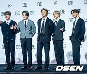 방탄소년단,'슈가, 어깨 수술로 간담회 함께 못해' [사진]