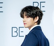 방탄소년단 뷔,'돌아보며 이기적인 콧날 뽐내' [사진]