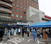 선별진료소 앞에 줄 선 전남대병원 의료진