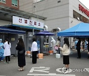 선별진료소 앞에 줄 선 전남대병원 의료진