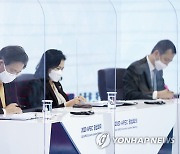 APEC 정상회의 배석한 성윤모 장관과 유명희 통상교섭본부장