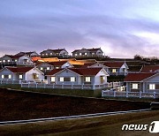 북한 수해 지역에 새로 건설된 살림집..노동신문 보도