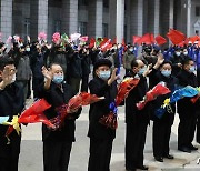 '복귀' 수도당원사단 환영하는 북한 주민들