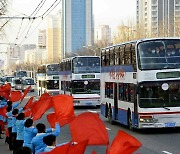 '평양 복귀 '수도당원사단 환영하는 북한 주민들