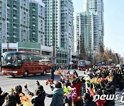 '수도당원사단 복귀 환영'..거리에 늘어선 인파