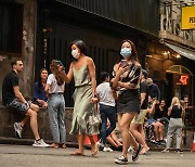 홍콩 코로나 확진자 급증에 홍콩-싱가포르 여행 버블 2주 연기