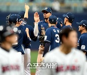 [포토] 4차전 완승한 NC, 한국시리즈 승부는 원점으로