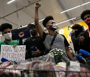 브라질서 흑인 사망으로 전국 시위..까르푸 보안요원이 폭행