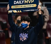 송명기 '한국시리즈 4차전 데일리 MVP' [MK포토]