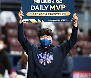 [MD포토] 송명기 'KS 4차전, 오늘의 MVP'