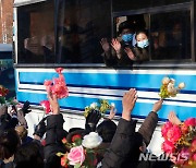 버스 탑승 수도당원사단 전투원 환영하는 주민들
