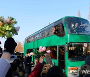 이층버스로 평양 복귀하는 수도당원사단 전투원들