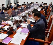 국회 예결소위, 문체부 부실 대응 이유로 예산심사 중단
