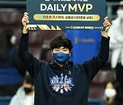 송명기 '한국시리즈 4차전 데일리 MVP'[포토]
