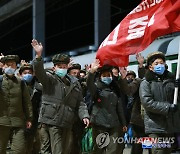 북한 수도당원들, 평양 금수산태양궁전 광장서 보고대회
