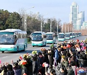 북한 수도당원들, 평양 금수산태양궁전 광장서 보고대회