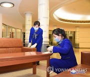 소독 등 방역작업 하는 북한 삼지연여관 종업원들
