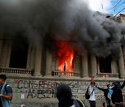 시위대 방화로 불타는 과테말라 국회의사당, 원인은 국민 부담준 사상 최대 예산 통과