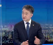[인터뷰] 박능후 장관 "소비 쿠폰 잠정 중단하는 방향으로 논의 중"