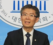 "한국판 뉴딜, 허무한 돈 잔치 될까 두렵다" 조정훈의 '예산 비판'