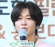 윤도현 측 "코로나19 확진자 공연 방문했다는 루머 허위, 철저한 거리두기 시행" [공식입장]