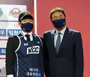 [포토]KCC 전창진 감독, 일반인 참가자 함승호 지명