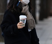 [TF포토] '출근길 따뜻한 커피 한 잔'