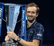 조코비치 꺾은 메드베데프 ATP 시즌 최종전 우승