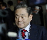Late Samsung chairman's stocks rise further in value