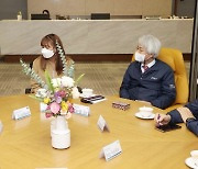 [포토] 협력 방안 논의하는 김태오 회장과 롱 디망쉐 캄보디아 대사