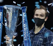 메드베데프, 팀 꺾고 ATP 파이널스 우승..'도장깨기' 성공