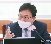 '이상직 의원 권리당원 중복투표 사건'..첫 증인신문부터 '신경전'(종합)