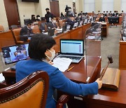 '공무원 구하라법' 행안위 통과..양육 미이행시 연금 못 탄다